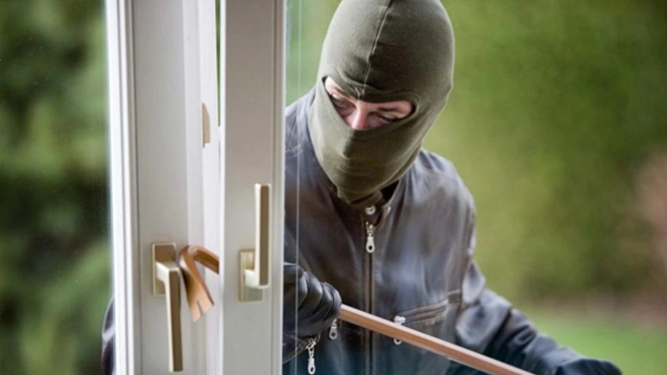 Trei femei din Satu Mare, AMENINȚATE de un bărbat care a intrat peste ele în casă