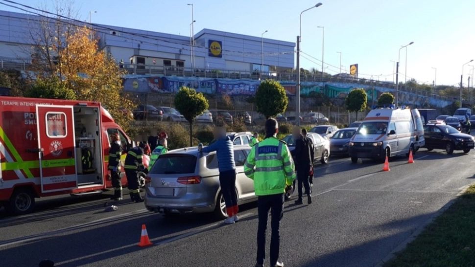 Doi bătrâni, loviți în plin de o mașină în timp ce traversau strada neregulamentar! Trafic blocat în Cluj - FOTO