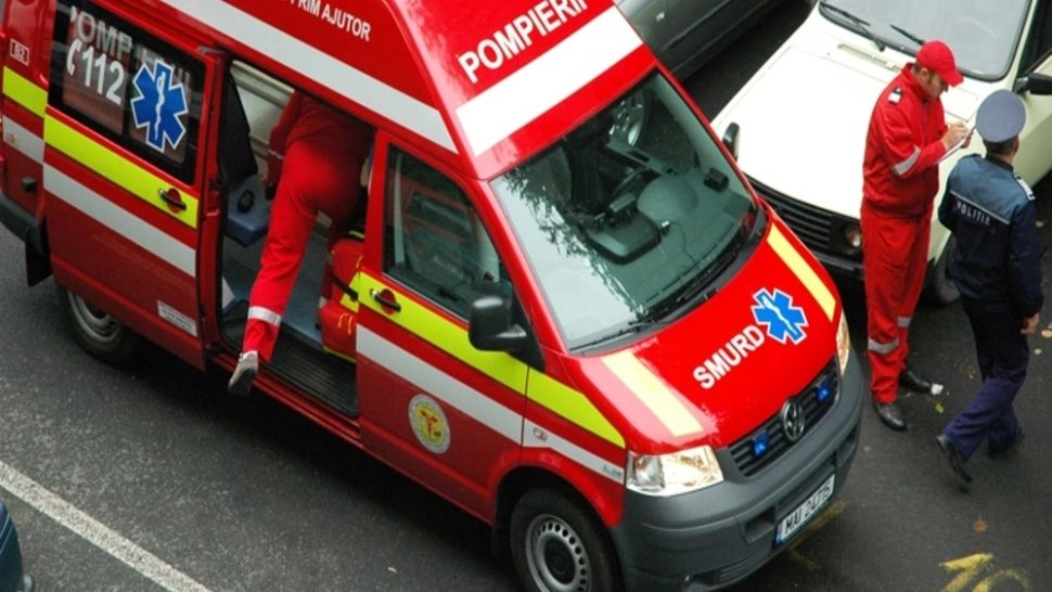 Un bărbat a murit după ce a căzut de la etajul 4 al unui bloc din Alba Iulia. Poliția investighează cazul