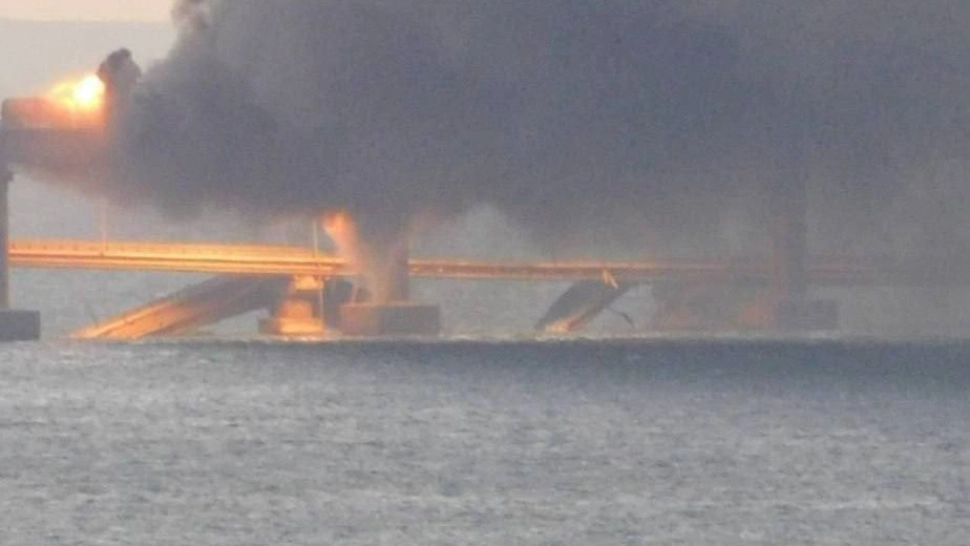 Primele IMAGINI cu podul prăbușit în Crimeea. Autoritățile ruse invocă o mașină capcană - VIDEO