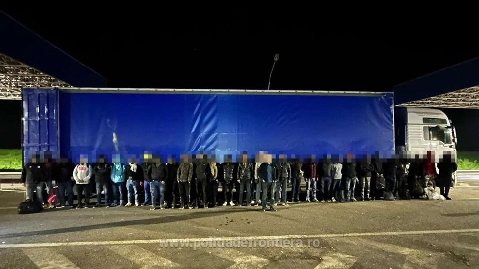 Peste 50 de migranţi, găsiţi ascunşi în TIR-uri, în timp ce încercau să treacă ilegal frontera spre Ungaria - FOTO