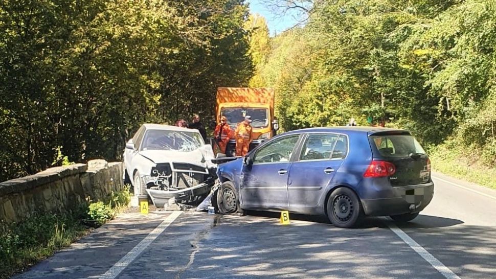 Carambol cu 3 mașini în Neamţ. O persoană a fost rănită; traficul rutier este restricţionat