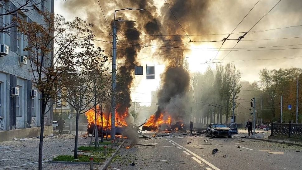 Momentul bombardamentului din Kiev, surprins cu o cameră de bord. Mașinile din trafic au întors imediat - VIDEO