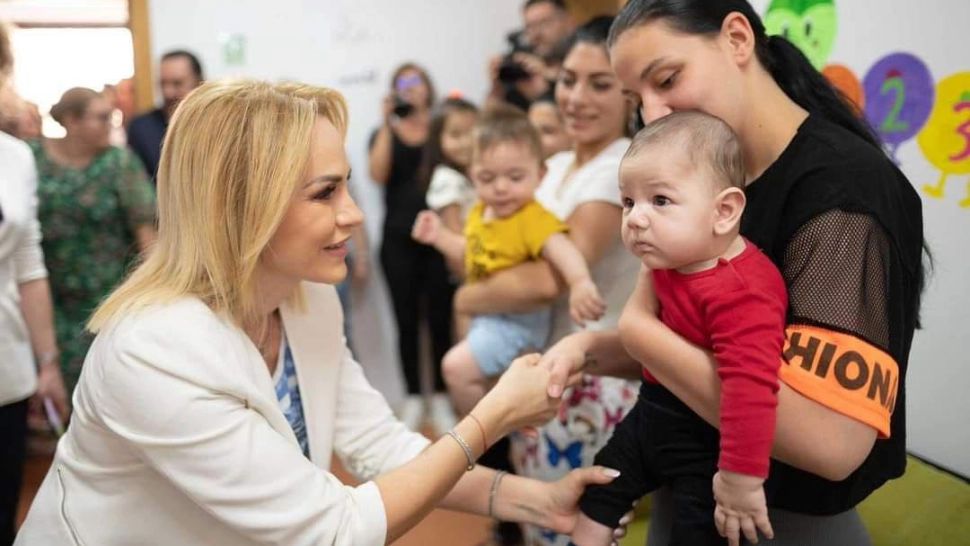 Gabriela Firea: „Fenomenul mamelor-minore reprezintă una dintre cele mai dure şi mai triste realităţi ale României”