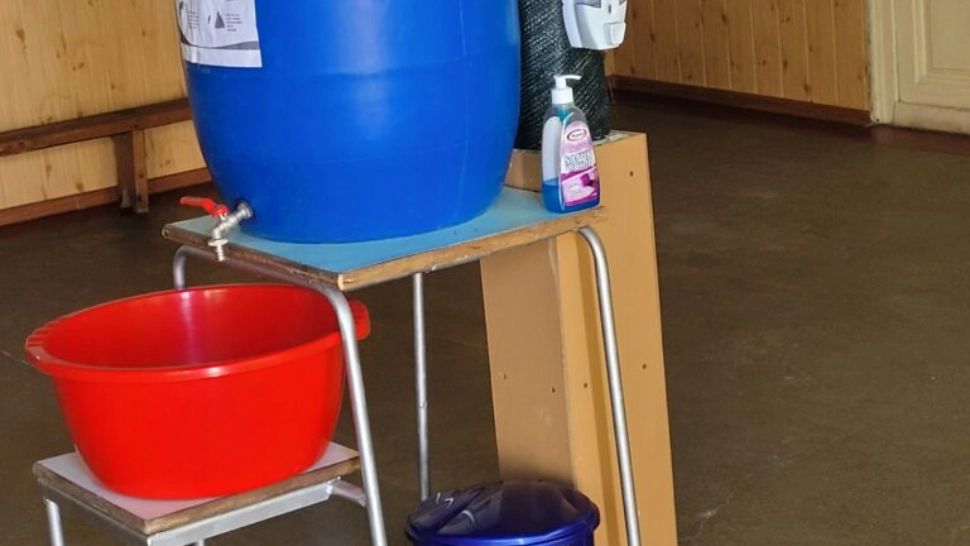 Situație revoltătoare la Clubul Copiilor din Odobești. Cei mici, nevoiți să se spele pe mâini într-un bidon de murături