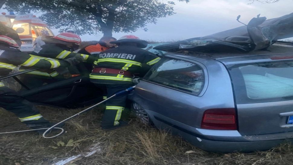 Accident îngrozitor în Tulcea: o persoană a murit, iar alta a fost grav rănită după ce au intrat cu mașina într-un copac