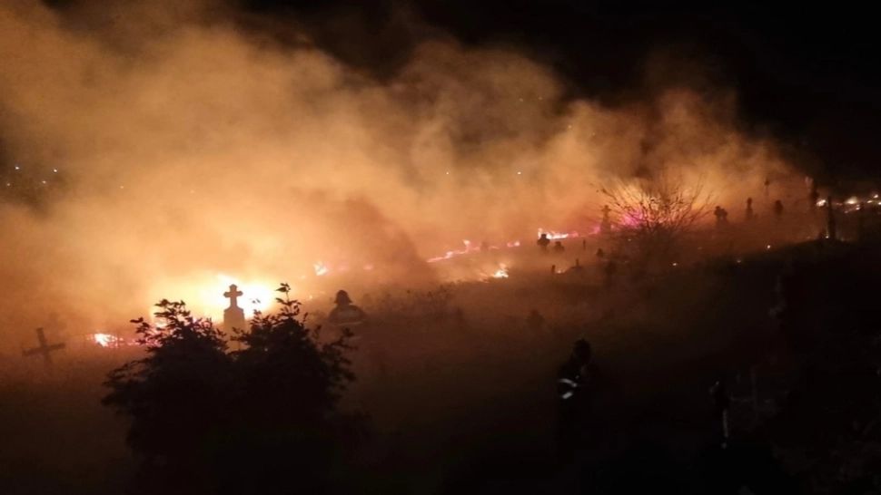 Incendiu violent într-un cimitir din Tulcea. Flăcările au distrus o treime din morminte - VIDEO