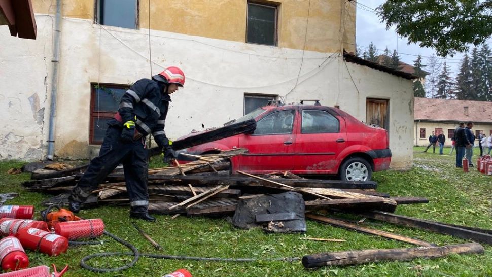 Incendiu violent lângă un liceu din Harghita. Peste 300 elevi şi 25 de profesori au fost evacuaţi - FOTO