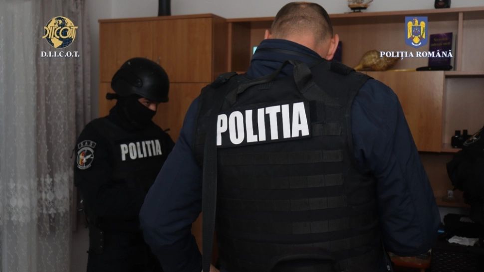 Percheziții la traficanți de droguri! 9 persoane riscă să ajungă după gratii - FOTO 