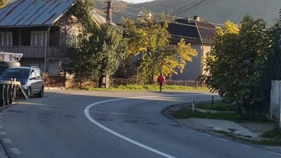 Se întâmplă în România. Un bărbat și-a făcut singur o trecere de pietoni ca să traverseze în siguranță - De ce e acuzat