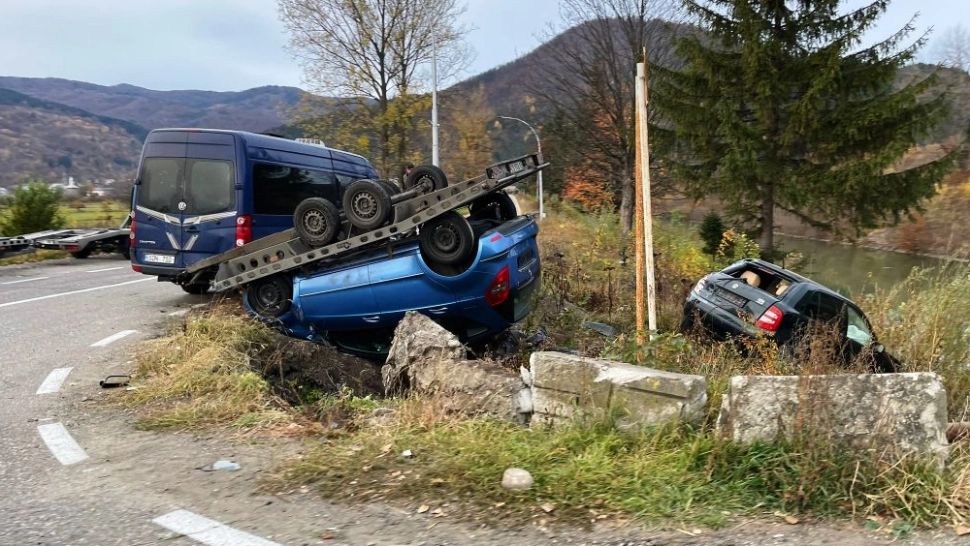 Accident cu 11 persoane implicate, în Neamţ. Impact violent între un microbuz și un autoturism: 3 victime | FOTO