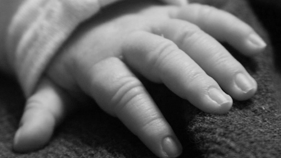 Moarte înfiorătoare: Un copil de un an, fără suflare din cauza unui cablu de telefon mobil - Teribil ce s-a întâmplat