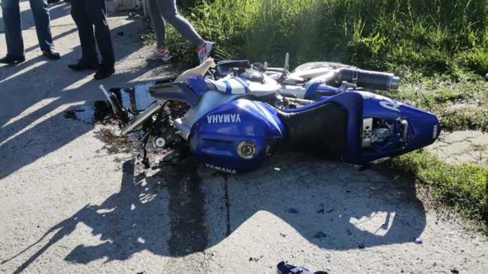 Un tânăr de 21 de ani a murit după ce a ajuns cu motocicleta sub un autobuz