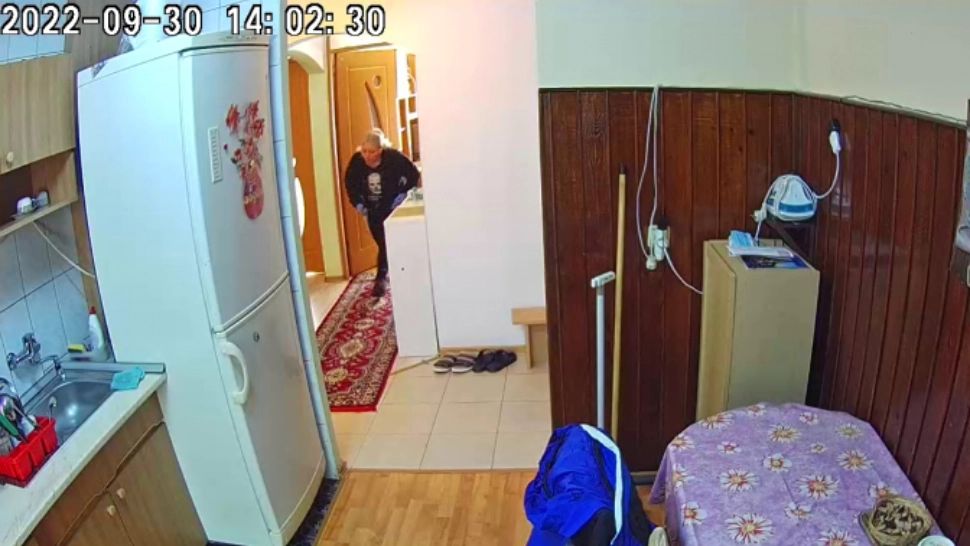 Bătrân jefuit de falși angajați de la gaze. Imaginile surprinse de camerele de supraveghere - cum au acționat - VIDEO