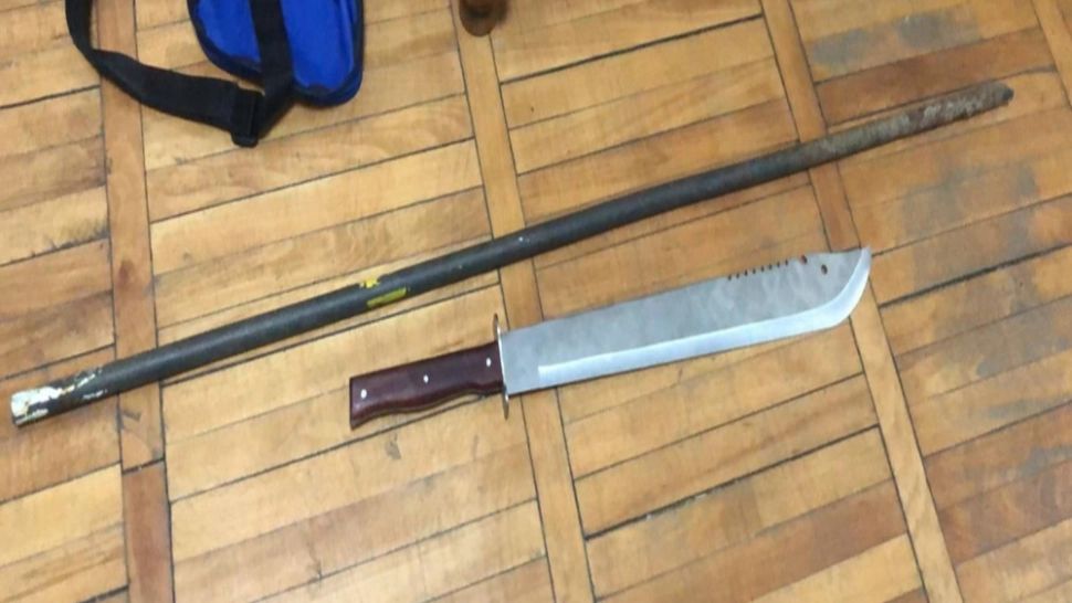 Scene șocante în fața Tribunalului Galați. Familie atacată cu maceta și ranga de tânărul cu care se judeca - avea 16 ani