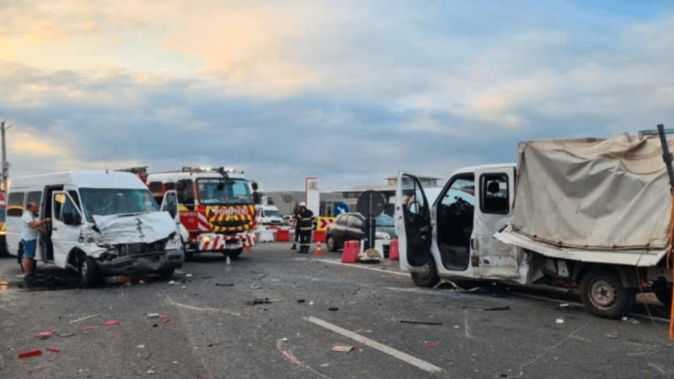 Accident cu 21 de persoane implicate pe A1. Trei victime, după impactul dintre o mașină și două microbuze