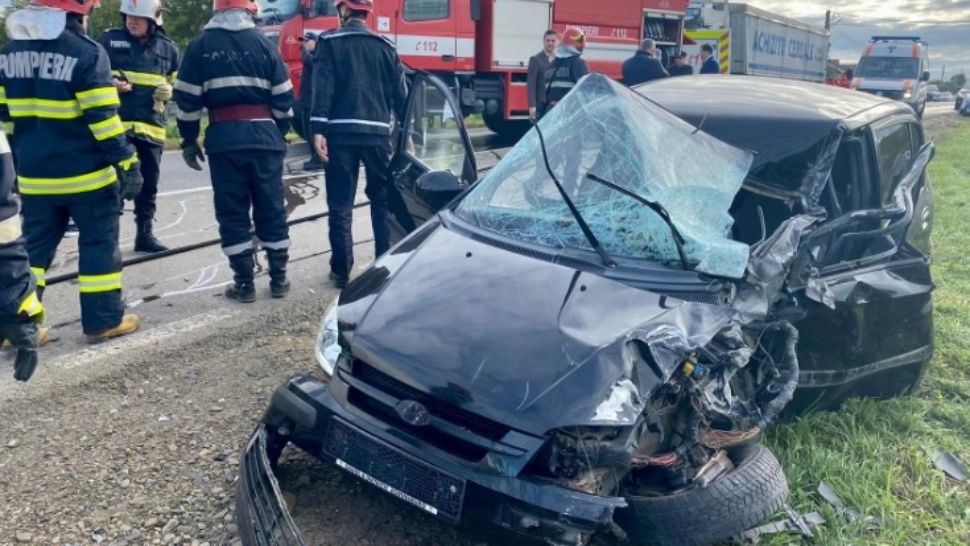 Accident între două mașini şi o cisternă, în Botoşani. Unul dintre șoferi a fost rănit după ce ar fi adormit la volan – FOTO&VIDEO