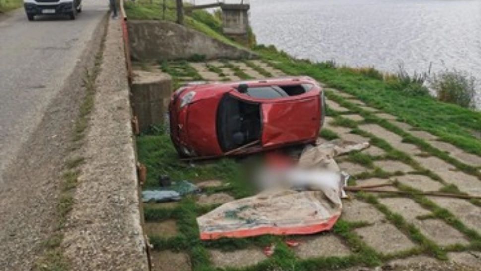 Accident îngrozitor în Suceava - o persoană a murit, iar alta a fost grav rănită, după ce mașina în care se aflau a căzut de pe un pod