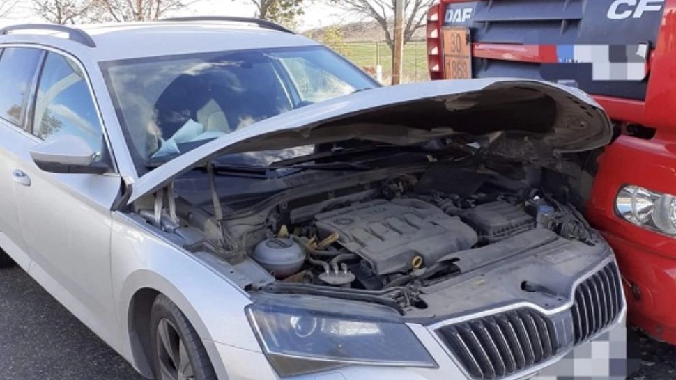 Ciocnire violentă între o mașină cu o cisternă cu kerosen, la Vama Albița: 3 VICTIME. O femeie cu traumatism cranio-cerebral