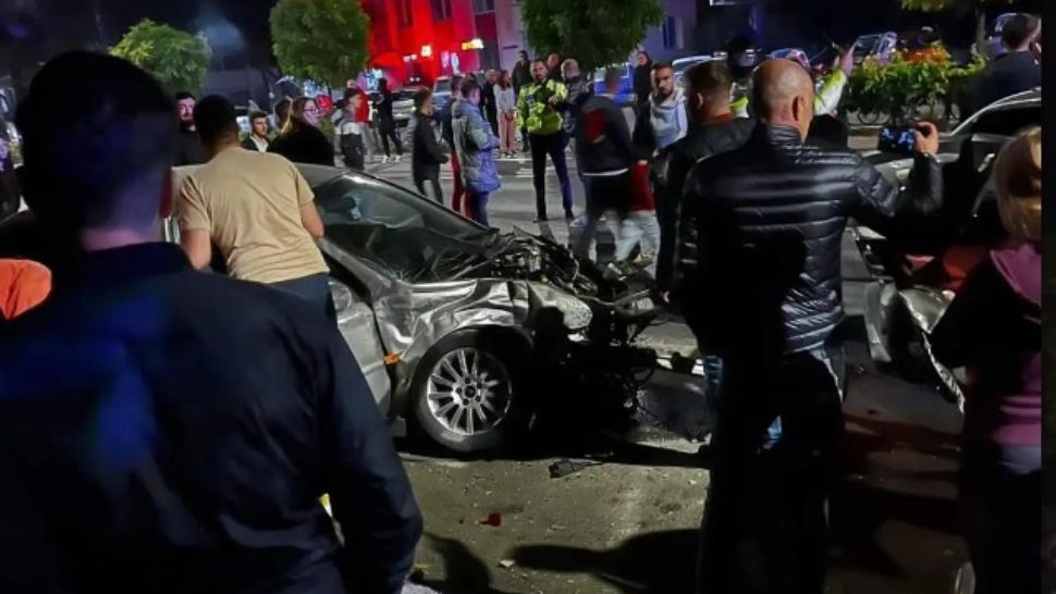 Accident cu 4 victime în Craiova. Mașina în care se aflau s-a izbit violent de două autoturisme parcate