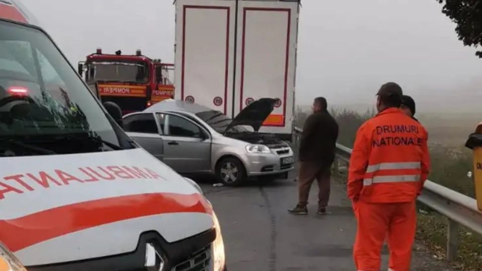 Accident cumplit în Sibiu. Doi bărbaţi au fost grav răniţi după ce maşina în care se aflau a intrat într-un autotren