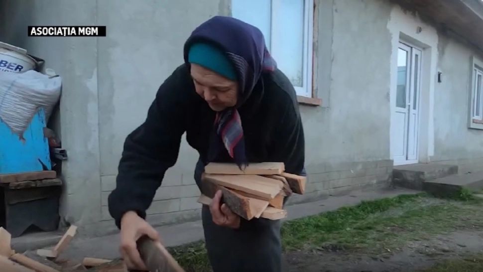 Bătrânii uitați de lume, ajutați cu lemne pentru foc