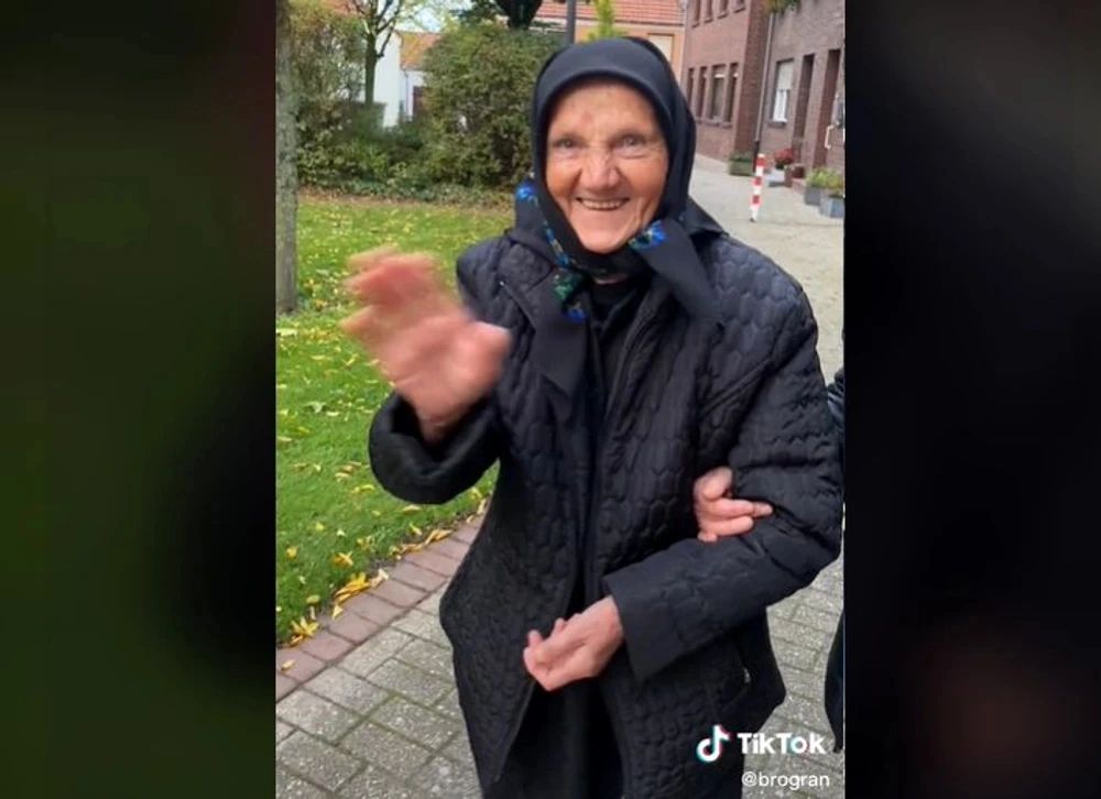 La 80 de ani, și-a vizitat pentru prima dată fiica din Germania. Reacția unei bunicuțe, virală pe TikTok