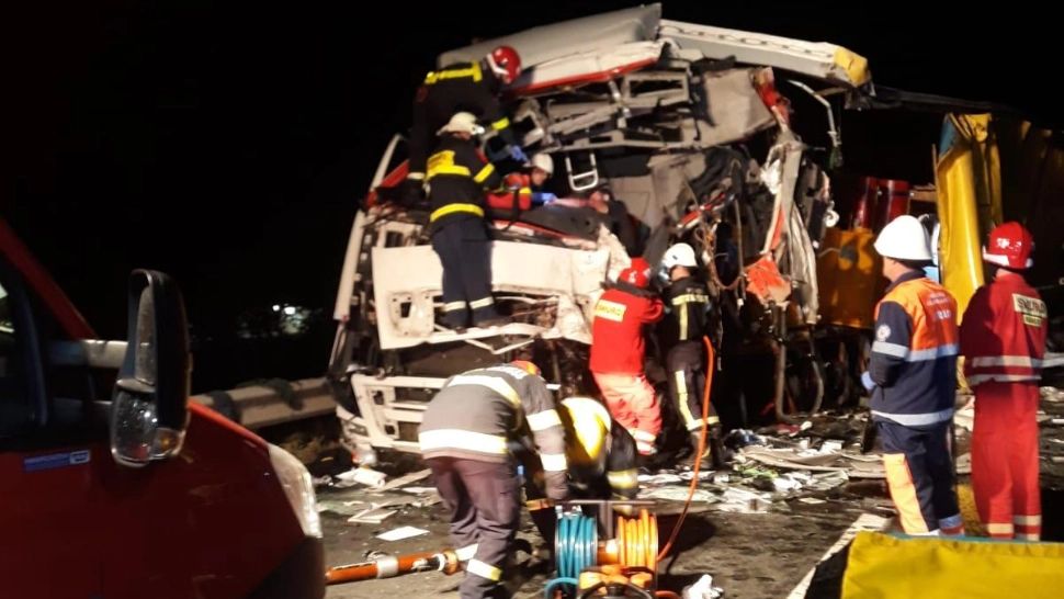Două TIR-uri s-au ciocnit frontal, în Arad. Șoferii au fost răniţi grav - FOTO