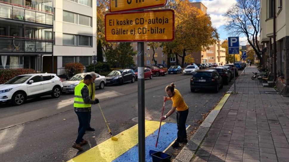 Doi finlandezi au pictat locul de parcare al unui consul rus în culorile steagului ucrainean