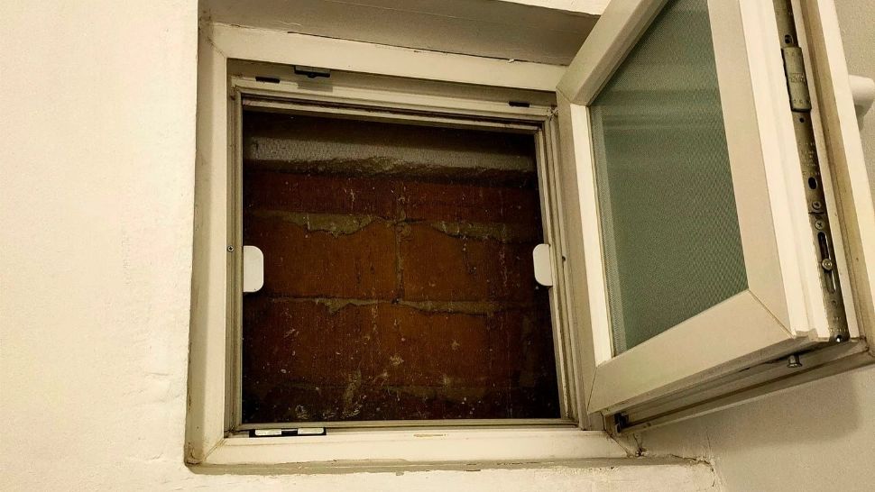 Ferestre zidite la școală pentru a primi avizul ISU la centrala termică - Reacția primarului - FOTO