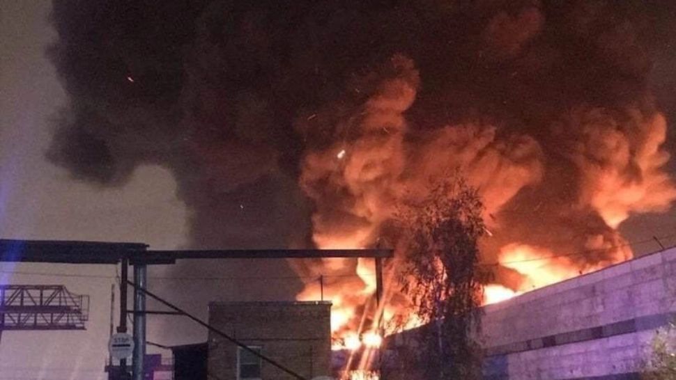 Incendiu de amploare în Rusia. Un depozit a fost distrus de flăcări - VIDEO