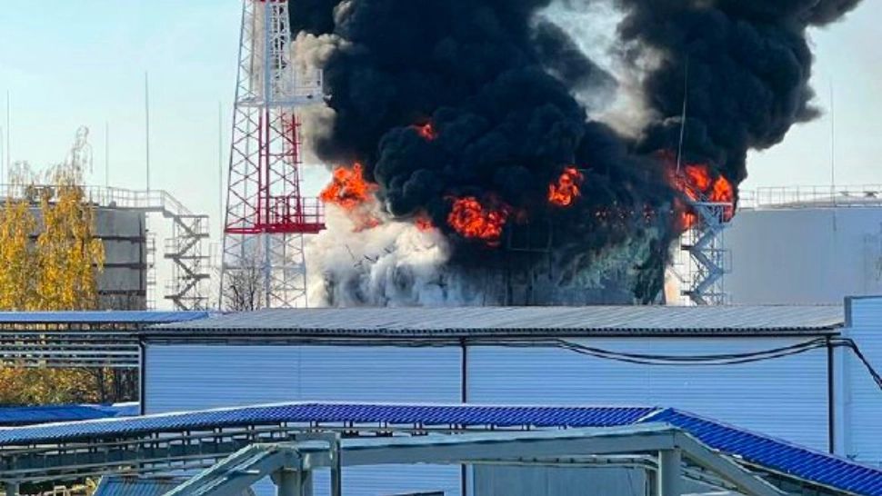 O regiune din Rusia, vizată de bombardamente. Incendiu puternic la un depozit de petrol - FOTO