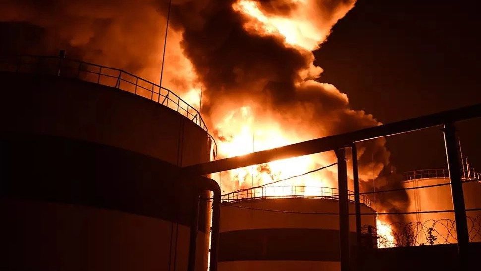 Război Ucraina. RUȘII au bombardat un mare depozit de ulei de floarea-soarelui - Uleiul pentru export se scurge pe străzile din Mykolaiv - VIDEO