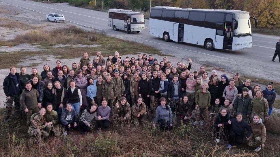 Schimb masiv de prizonieri în războiul din Ucraina: Primele femei-soldat de la Azovstal eliberate de ruși zâmbesc și se țin de mână - Imagini emoționante