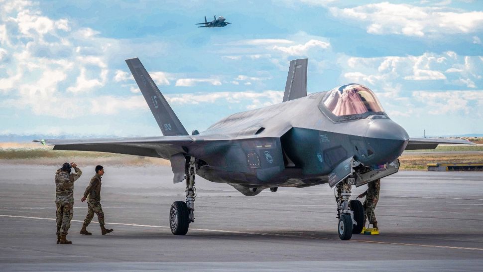 Momentul în care un avion de luptă se prăbușește în SUA. Pilotul s-a catapultat în ultima clipă - VIDEO