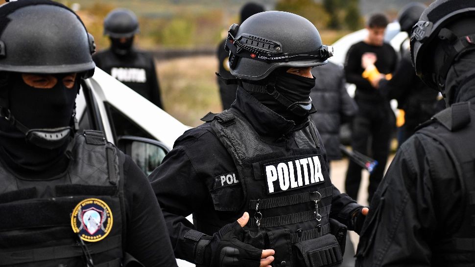 Descinderi la o grupare de infractori din tată în fiu, specializată în șantaj, camătă și trafic de minori