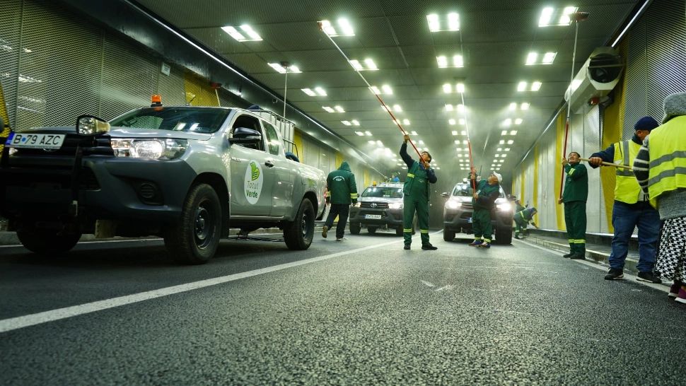 Echipele Totul Verde au curățat Pasajul Unirii, care a fost redeschis pe ambele sensuri