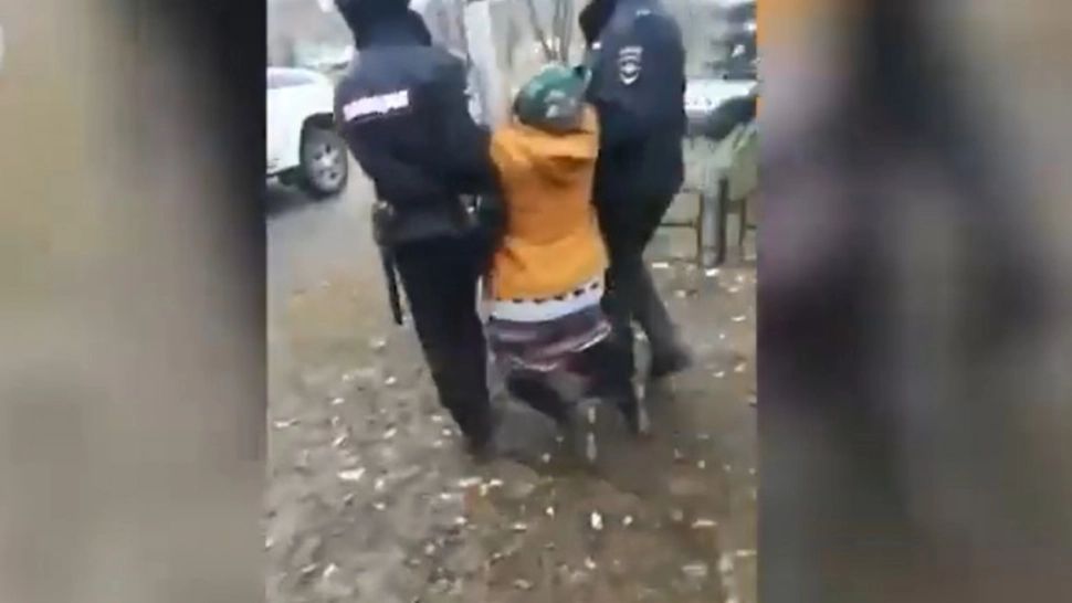 Cinci polițiști ruși au luat pe sus o bătrână care protesta împotriva războiului din Ucraina - VIDEO