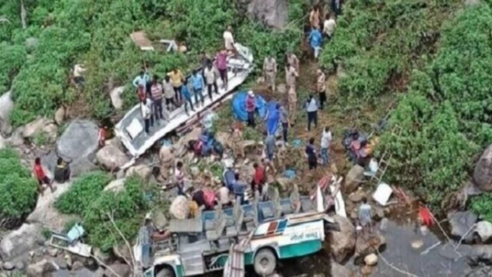 Un autobuz cu 45 de persoane la bord a căzut într-o prăpastie. Cel puţin 25 de oameni au murit - VIDEO