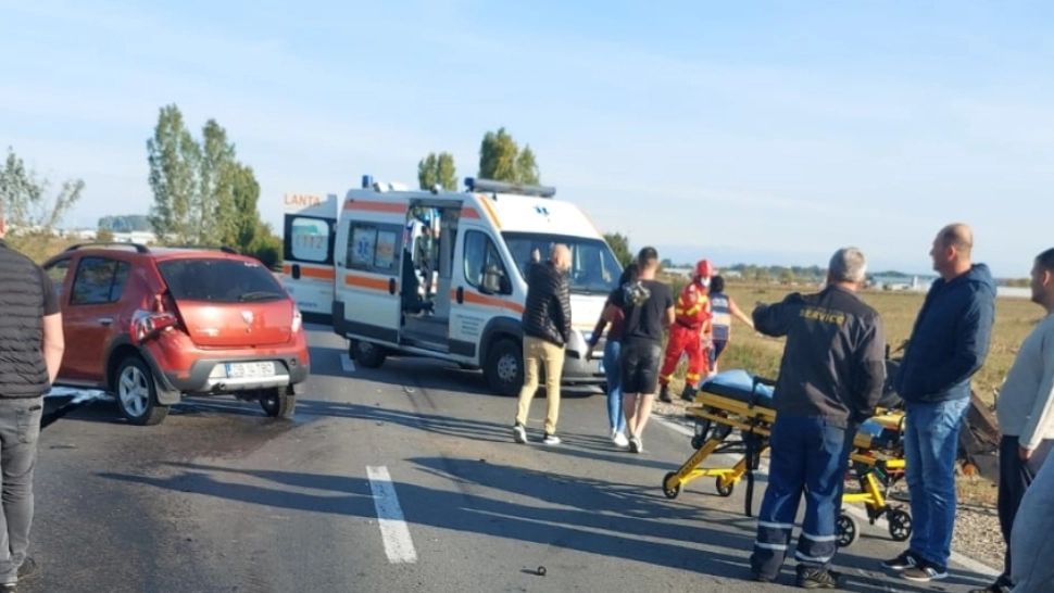 Accident grav în Dâmboviţa. Trei victime, după impactul dintre două mașini şi un gater mobil – Trafic blocat