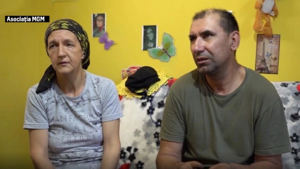 Situație dramatică pentru o familie din Vaslui. Bărbatul este orb, soția invalidă. Ard porumb ca să se încălzească