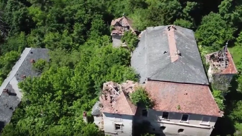 Nepăsare uriașă: un castel cunoscut din Hunedoara s-a PRĂBUȘIT! Risc uriaș și pentru ale monumente din țară