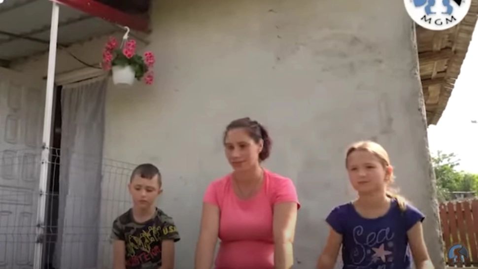 Povestea EMOȚIONANTĂ a unei familii sărmane, care luptă din greu pentru a-și întreține copiii. Cu ce LIPSURI se confruntă - VIDEO