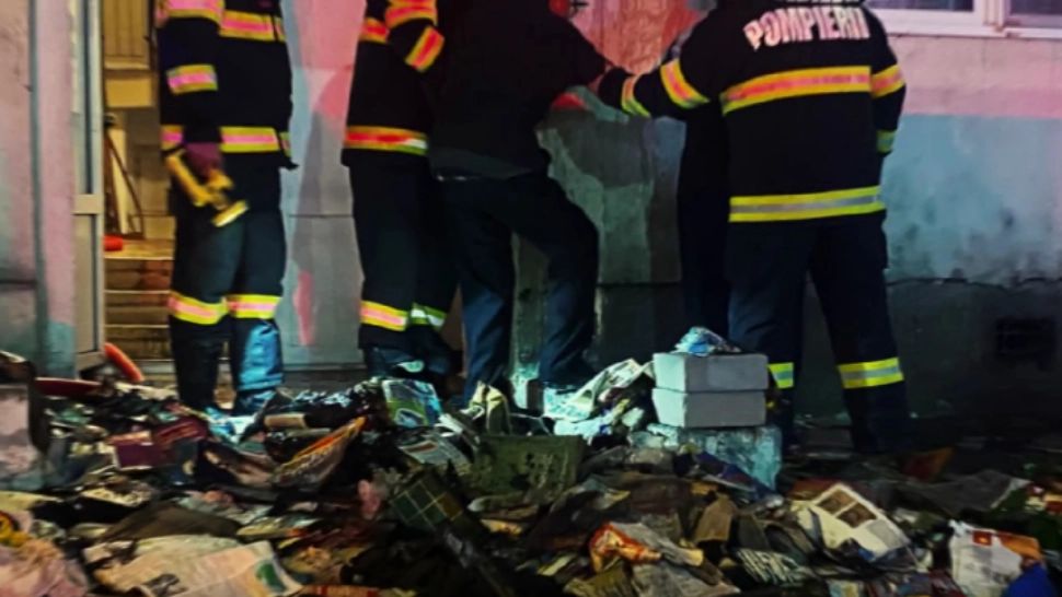 Incendiu puternic în Năvodari. Un apartament a fost distrus de flăcări: proprietarul a ajuns la spital