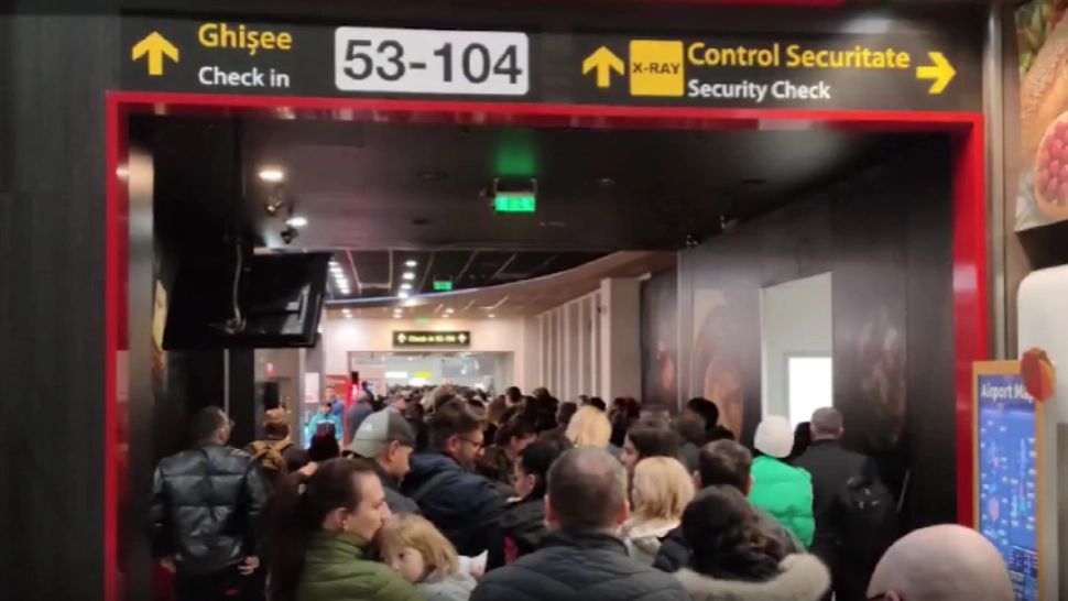 Cozi uriașe la ghișeele Check-in de pe Aeroportul Otopeni: zboruri întârziate. Ce opțiuni au pasagerii