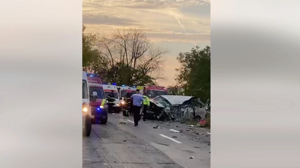 VAL de accidente pe șoselele din țară: microbuz plin cu muncitor spulberat de un TIR, motociclist omorât de o mașină