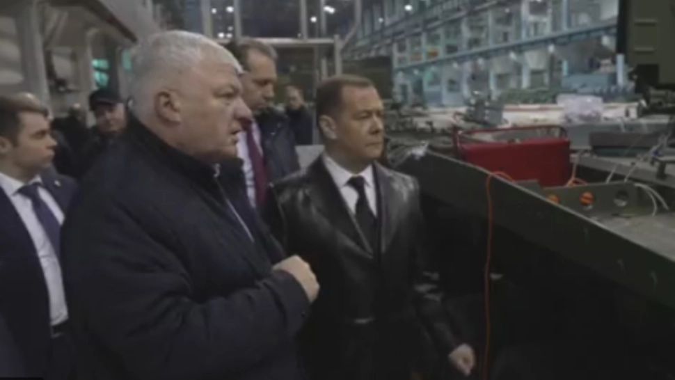 Medvedev, transformat în Hitler la o vizită propagandistă! Imaginile, aspru criticate de internauți