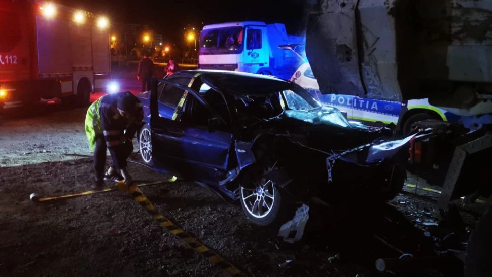 Tineri teribiliști, la spital din cauza vitezei. Șoferul a tras de volan și s-a izbit violent de o basculantă