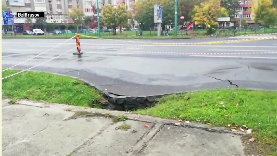 Asfalt surpat, pericol uriaș în trafic! Șoferii, nevoiți să circule cu atenție