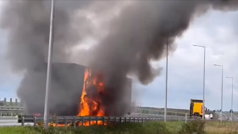 Un TIR încărcat cu faină a ars ca o torță pe A1, între Timișoara și Arad - VIDEO